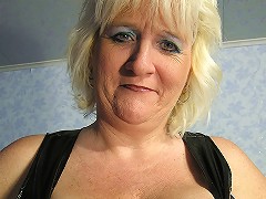 This hot mature mama gets dripping wet from her toy