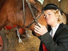 Kinky mama playing with herself in a barn